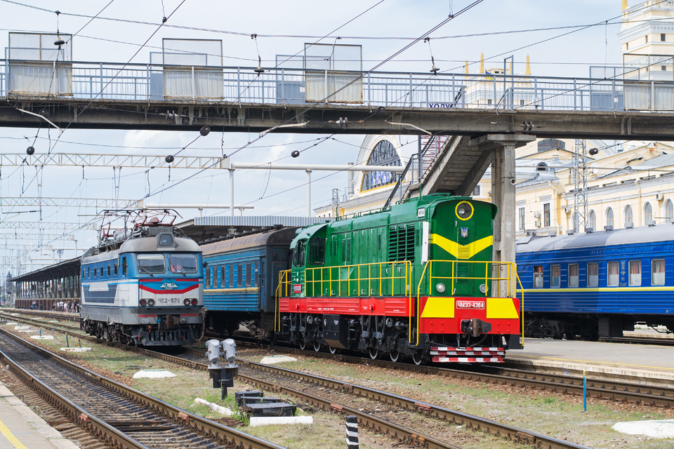 ЧС2-578 и ЧМЭ3-4384 на станции Харьков-Пассажирский