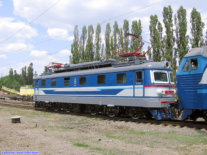 Электровоз ЧС2-635 в районе Северного терминала станции Харьков-Пассажирский