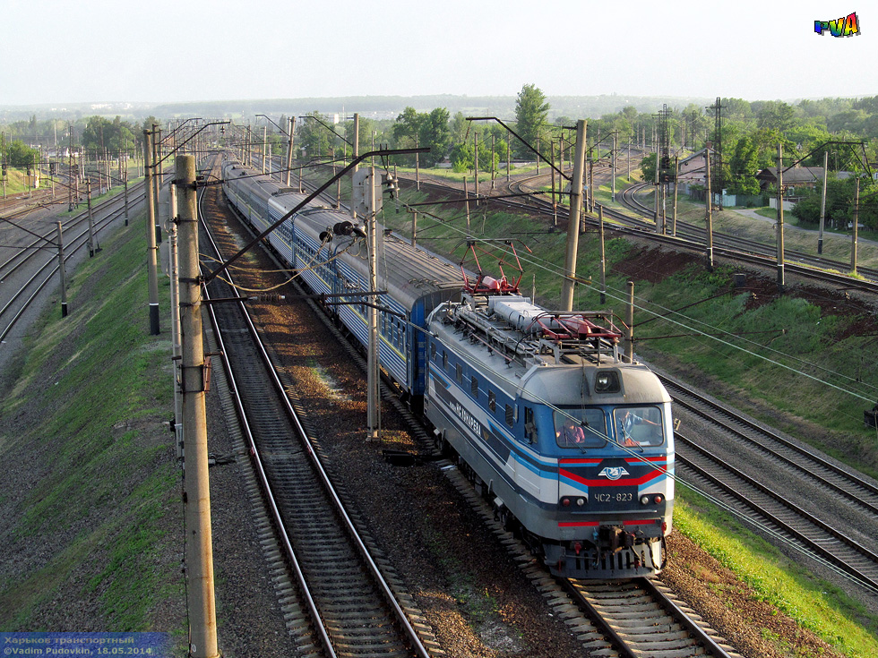 ЧС2-823 с пассажирским поездом на станции Харьков-Пассажирский в районе о.п. Новоселовка