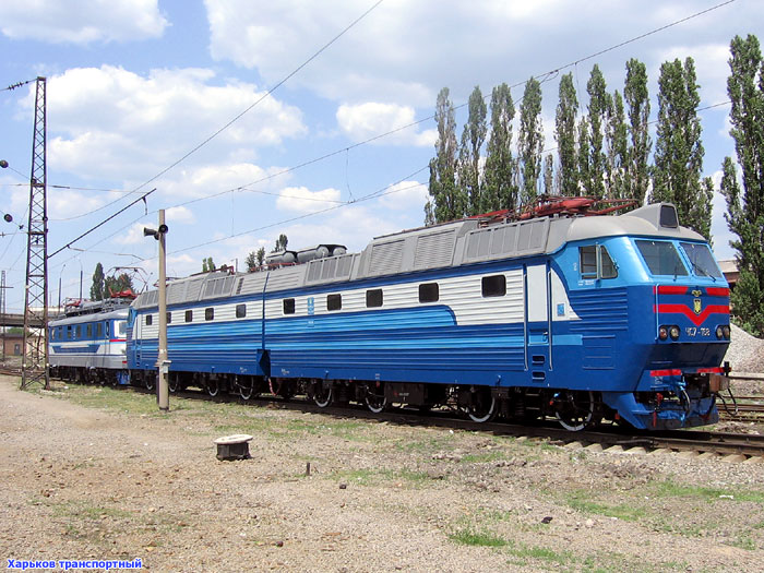 Электровоз ЧС7-168 в районе Северного терминала станции Харьков-Пассажирский