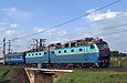 ЧС7-168 с пассажирским поездом на станции Харьков-Пассажирский в районе трехуровневой развязки