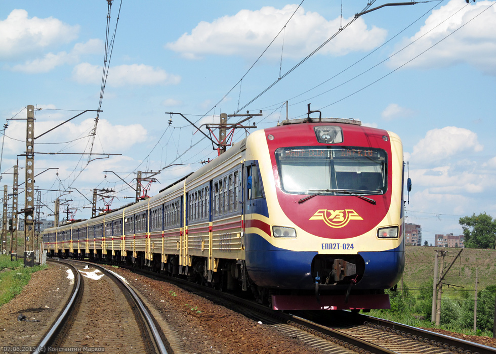 ЕПЛ2Т-024 на станции Харьков-Пассажирский в районе трехуровневой развязки