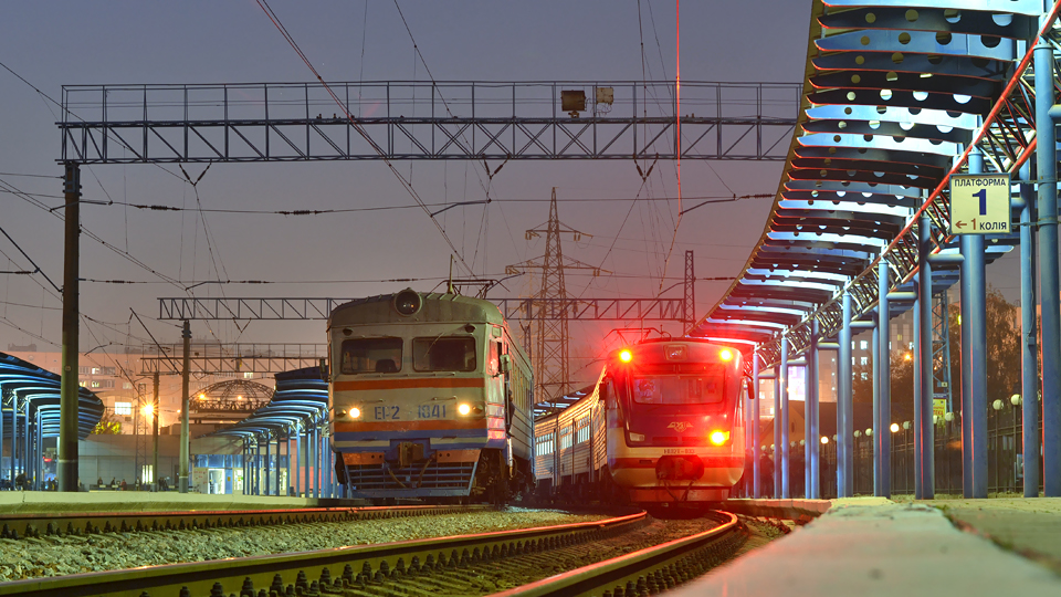 ЭР2-1041 и ЭПЛ2Т-033 на станции Харьков-Левада