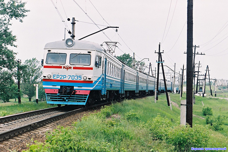 ЭР2Р-7035 заходит на станцию на Харьков-Пассажирский со стороны поста 7 км, линия Харьков - Купянск