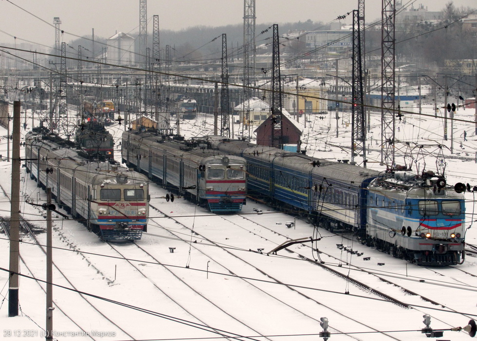 ЭР2Р-7036, ЭР2-1318 и ЧС2-578 на станции Харьков-Пассажирский