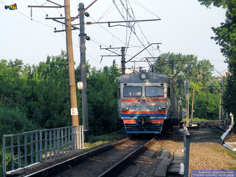 ЭР2Р-7072 поезд №6434 Изюм — Харьков на станции Харьков-Грузовой перед мостом через ручей