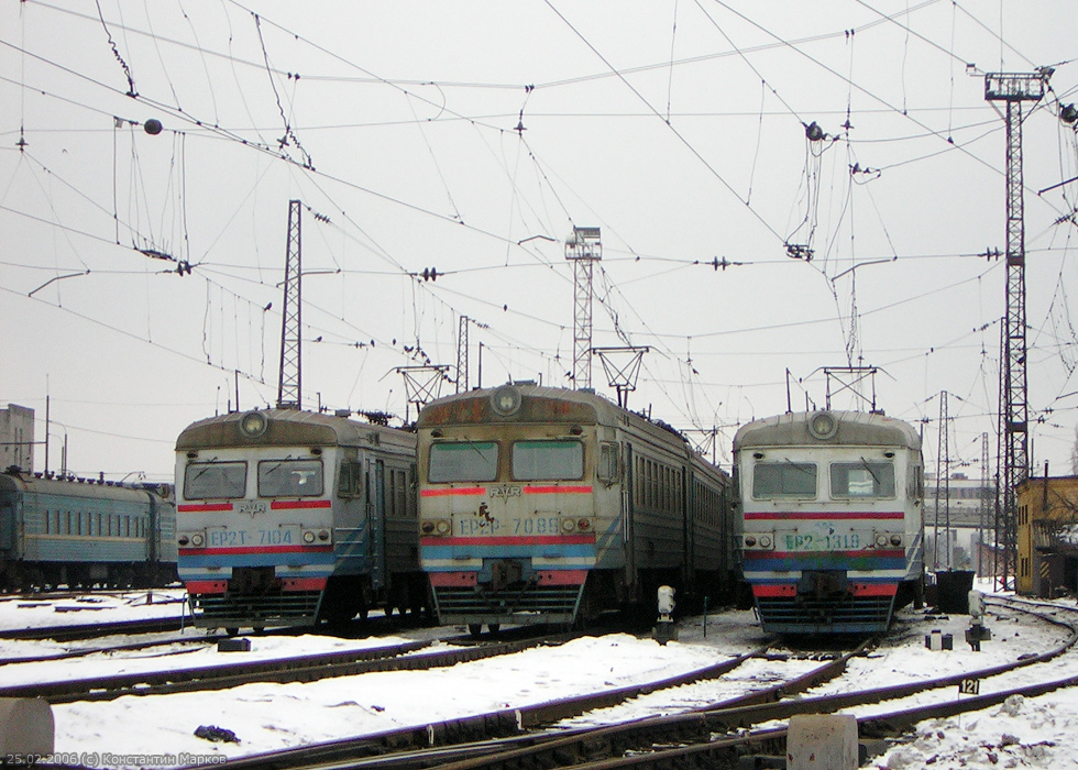 ЭР2Т-7104, ЭР2Р-7086 и ЭР2-1318 на станции Харьков-Пассажирский