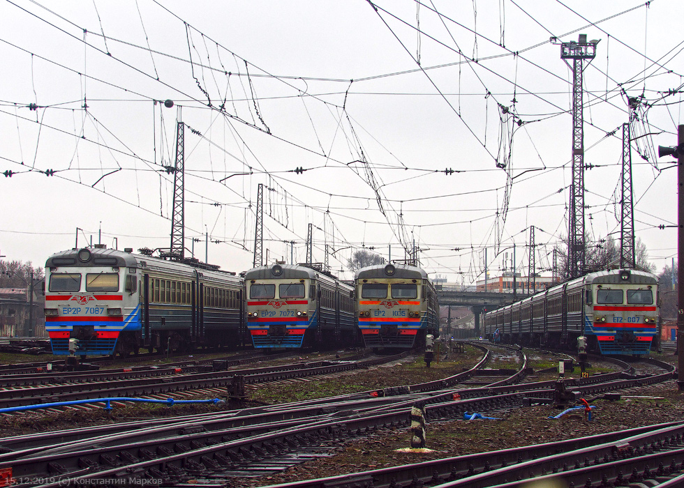 ЭР2Р-7087, ЭР2Р-7072, ЭР2-1035 и ЭТ2-007 на станции Харьков-Пассажирский