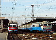 ЭР2Р-7087 и ЭР2Т-7211 на станции Харьков-Пассажирский