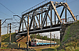 ЭР2Т-7110 на перегоне Основа - Жихарь проходит под мостом линии Основа - Мохнач