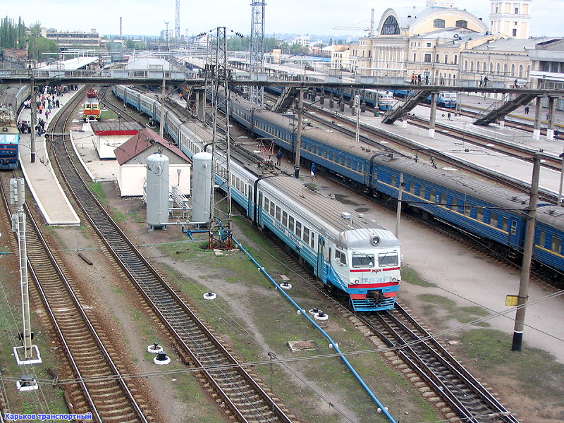 ЭР2Т-7119 сообщением Харьков - Запорожье (поезд №819) отправляется от станции Харьков-Пассажирский