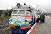 Электропоезд ЭР2-336/636, украшенный по случаю открытия электрификации участка Совнаркомовская - Коломак, на станции Огульцы