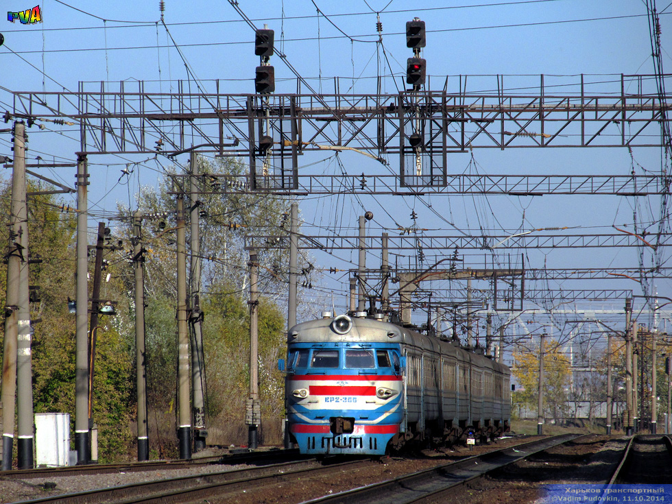 ЭР2-355 выходит на перегон Харьков-Пассажирский — Новая Бавария