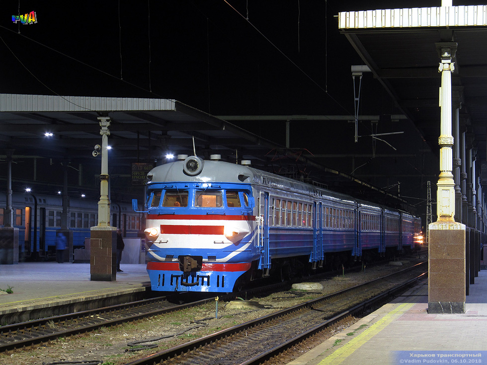 ЭР2-355 поезд №6697 Харьков — Красноград перед отправлением от станции Харьков-Пассажирский