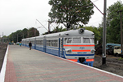 Второй электропоезд с пассажирами (ЭР2-636/336) прибывает на станцию Огульцы со стороны Харькова