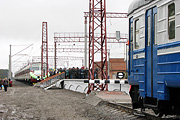 Электропоезда ЭР2-636/336 и ЕПЛ9Т-013 на станции Огульцы