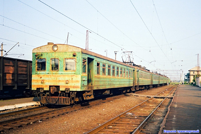 Электропоезд из вагонов Ср3 с хвостовым вагоном #11635 на станции Славяногорск