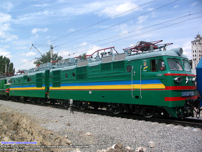 Электровоз ВЛ82м-032 в составе сплотки на станции Харьков-Пассажирский