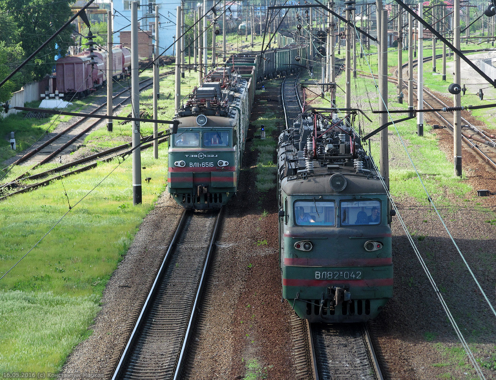 Сплотка из ВЛ11.8-651 и ВЛ11.8-642 с грузовым поездом и ВЛ82м-042 на станции Харьков-Сортировочный