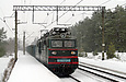 ВЛ82м-045 с грузовым поездом на перегоне Основа — Терновое проходит платформу 5 км
