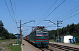ВЛ82м-056 с грузовым поездом на перегоне Основа — Жихор проходит платформу Удянская