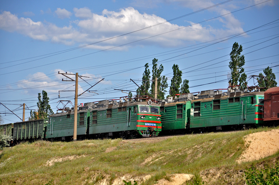 ВЛ82м-076 с грузовым поездом на перегоне Основа - Терновая