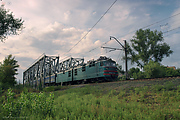 ВЛ82м-076 с пассажирским поездом на разъезде 6 км проходит мост через реку Лопань