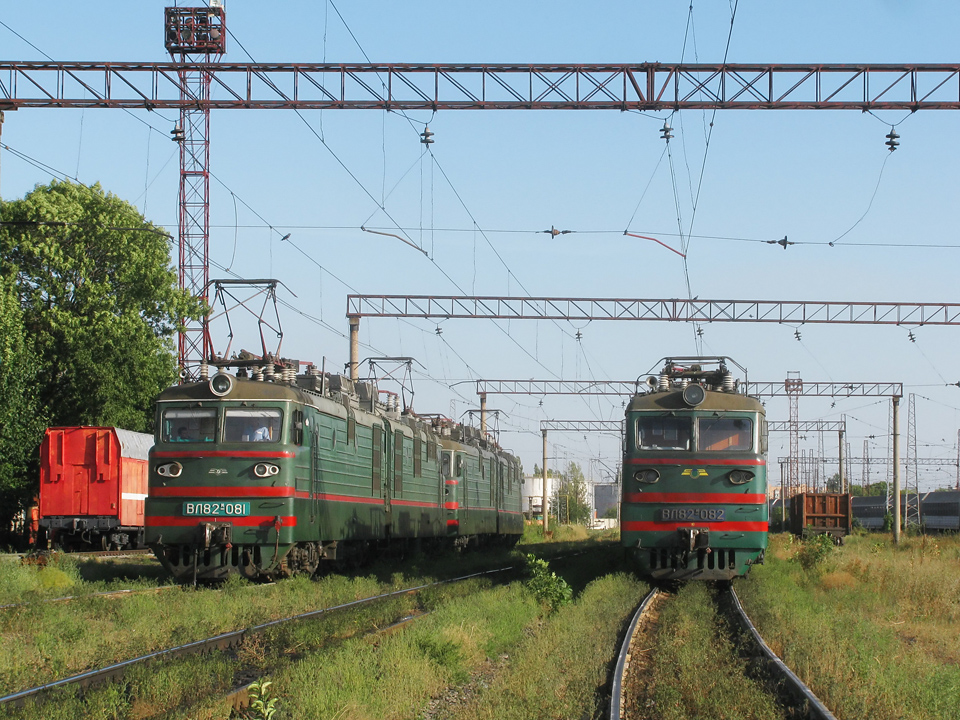 ВЛ82м-081 и ВЛ82м-082 на станции Основа