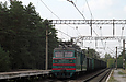 ВЛ82м-083 с грузовым поездом на перегоне Основа — Терновое проходит платформу 5 км