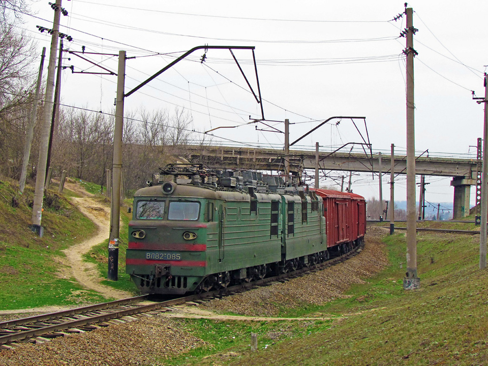 ВЛ82м-085 с грузовым поездом на перегоне Мерефа - пост 4 км в районе о.п. Мост