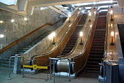 Эскалаторы и лестница, соединяющие восточный вестибюль и центральный зал станции "Маршала Жукова"