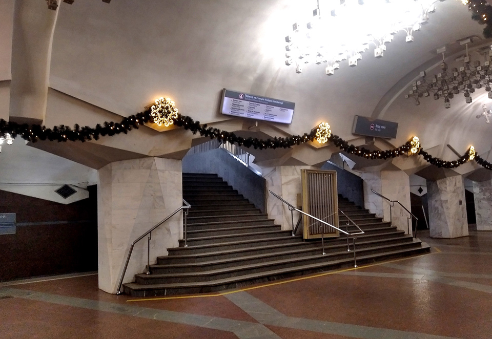 Переход со станции "Исторический музей" на станцию "Площадь Конституции"