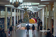 Новогодняя елка на платформе станции "Университет"