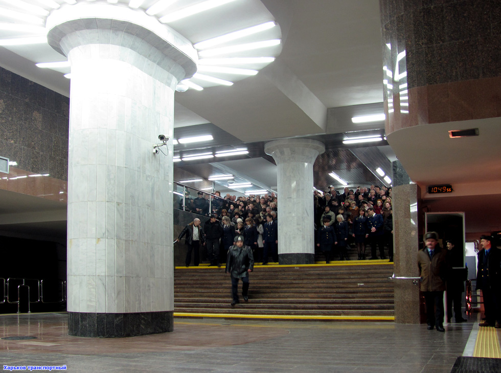 Лестница между центральным залом и южным вестибюлем станции "Алексеевская"