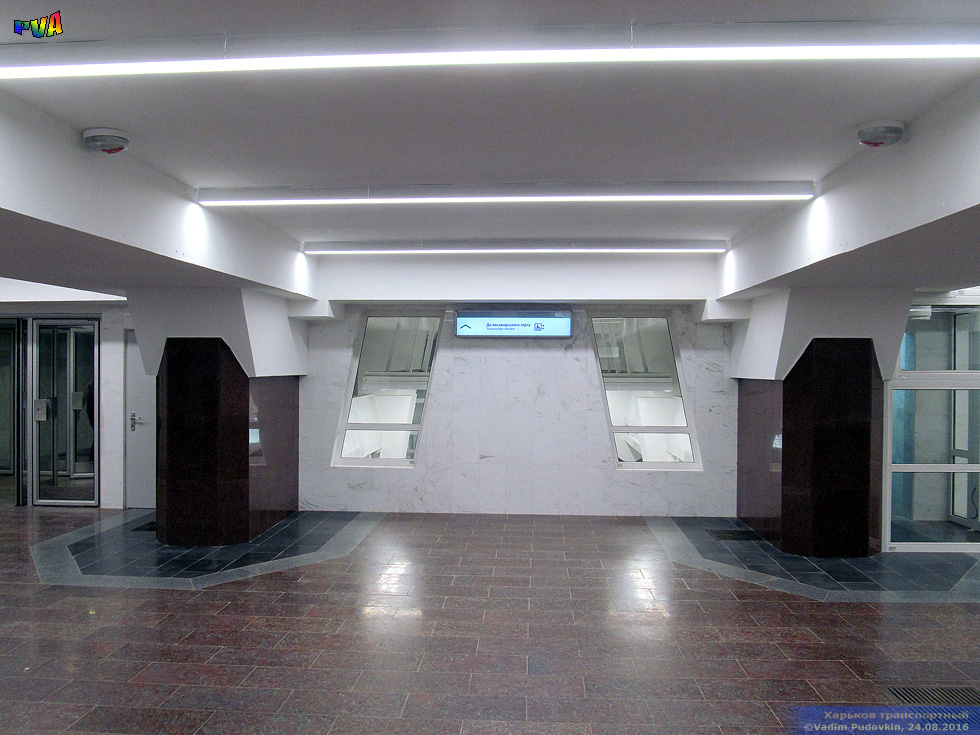 Окна с видом на центральный зал в южном подземном переходе станции "Победа"