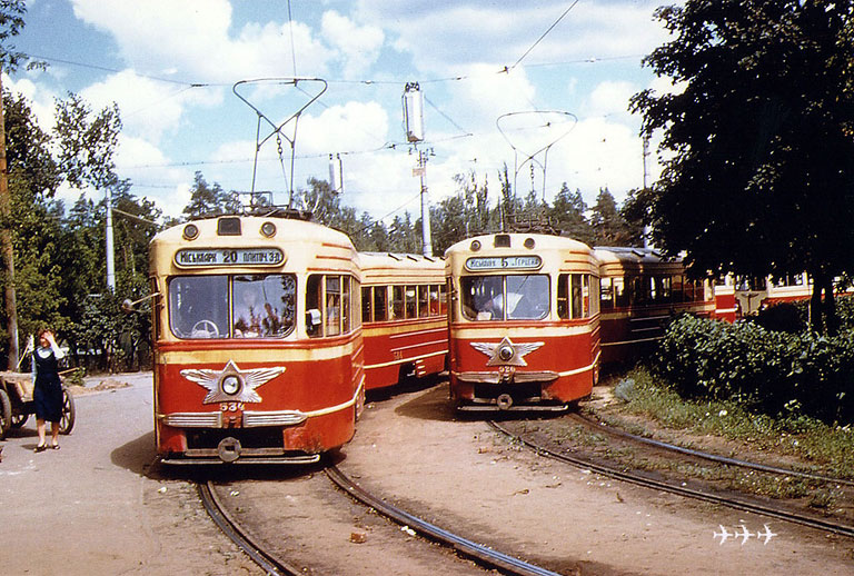 Поезда КТМ/КТП-1 #534-584 20-го маршрута и #526-576 5-го маршрута на конечной станции "Горпарк"
