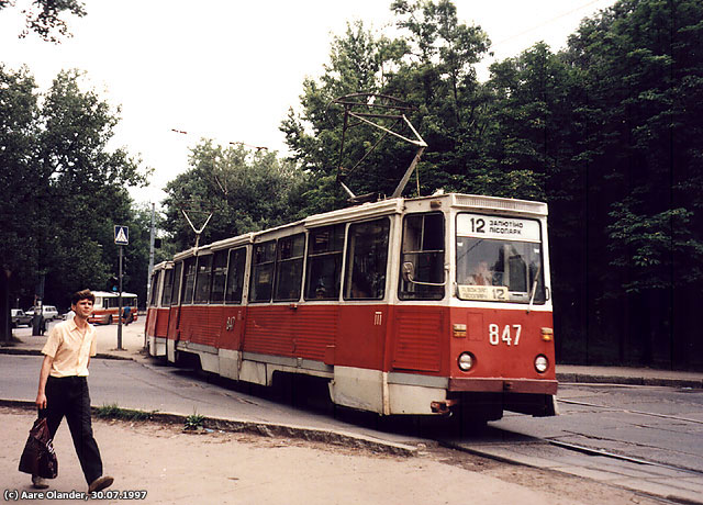 Поезд КТМ-5М3 #847-848 12-го маршрута на улице Сумской подходит к остановке "Горпарк"
