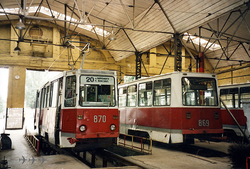 Расцепленная система КТМ-5M3 #870-869 в производственном корпусе Ленинского трамвайного депо