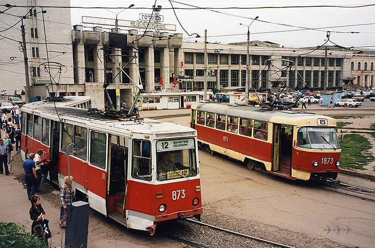 КТМ-5M3 #873-874 12-го маршрута и Tatra-T3SU #1873 6-го маршрута на конечной станции "Южный вокзал"