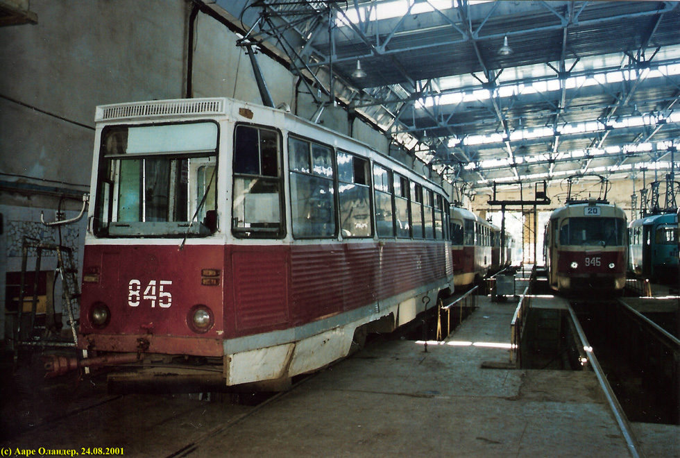КТМ-5M3 #845 и Tatra-T3SU #945 в производственном корпусе Ленинского трамвайного депо