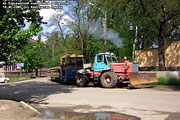 Харьковская набережная, демонтаж трамвайной линии. Трактор Т-150К буксирует МГП-154