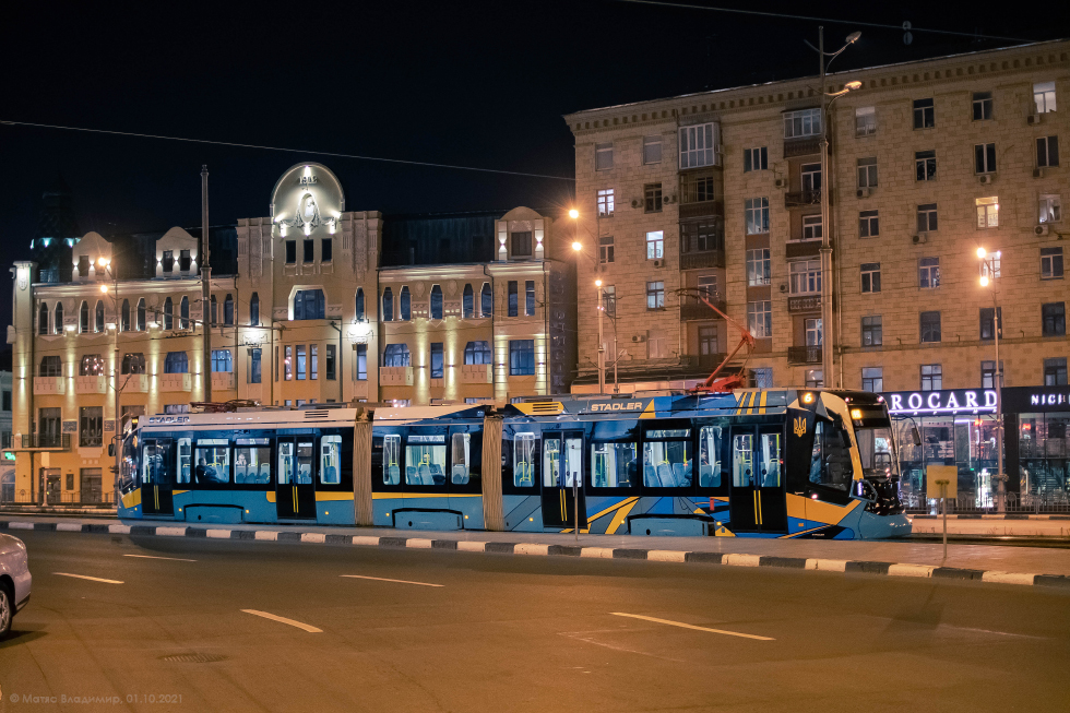 Stadler B85300M поворачивает с Павловской площади на Сергиевскую площадь