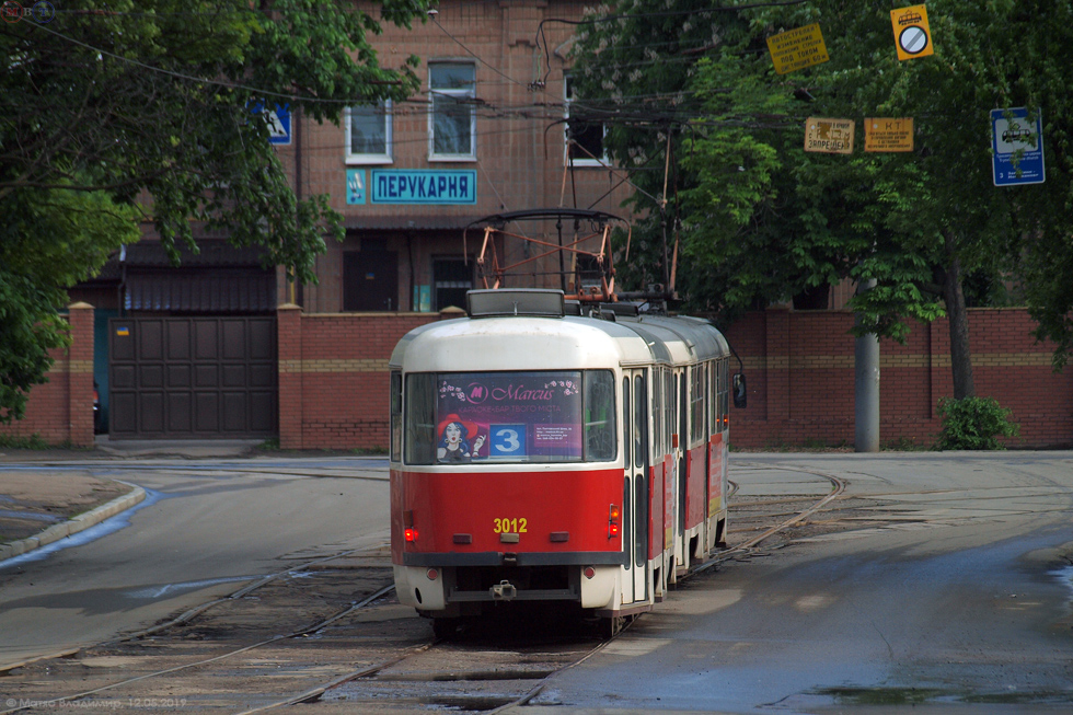 Tatra-T3-ВПСт #3011-3012 3-го маршрута в Рыбасовском переулке перед поворотом на улицу Гольдберговскую