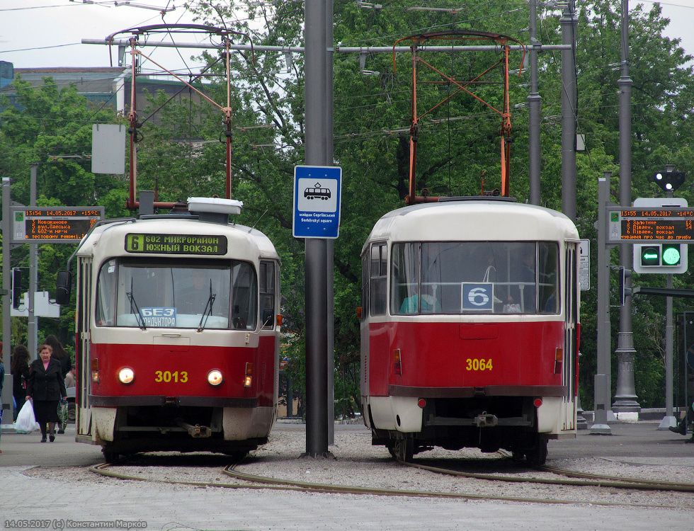 Tatra-T3SUCS #3013 и #3064 6-го маршрута на площади Сергиевской