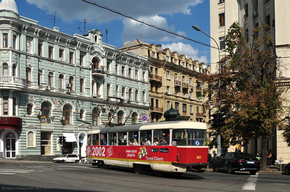 Tatra-T3SUCS #3021 6-го маршрута поворачивает с площади Конституции на Московский проспект
