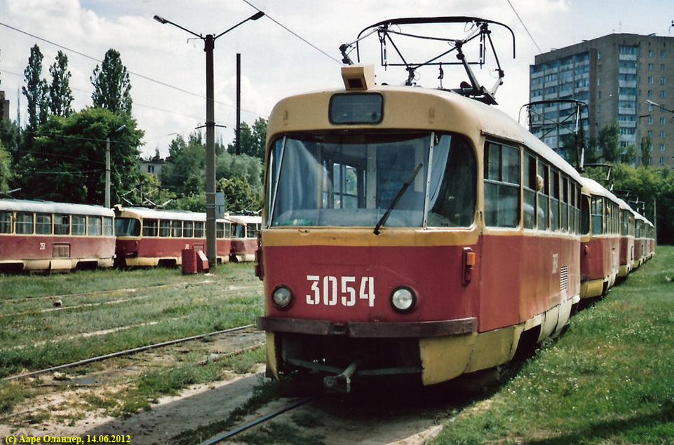 Tatra-T3SU #3054 в открытом парке Октябрьского трамвайного депо