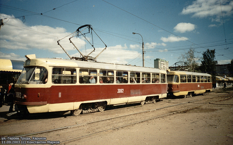 Tatra-T3SU #3062-3061 27-го маршрута на улице Героев Труда возле одноименной станции метро