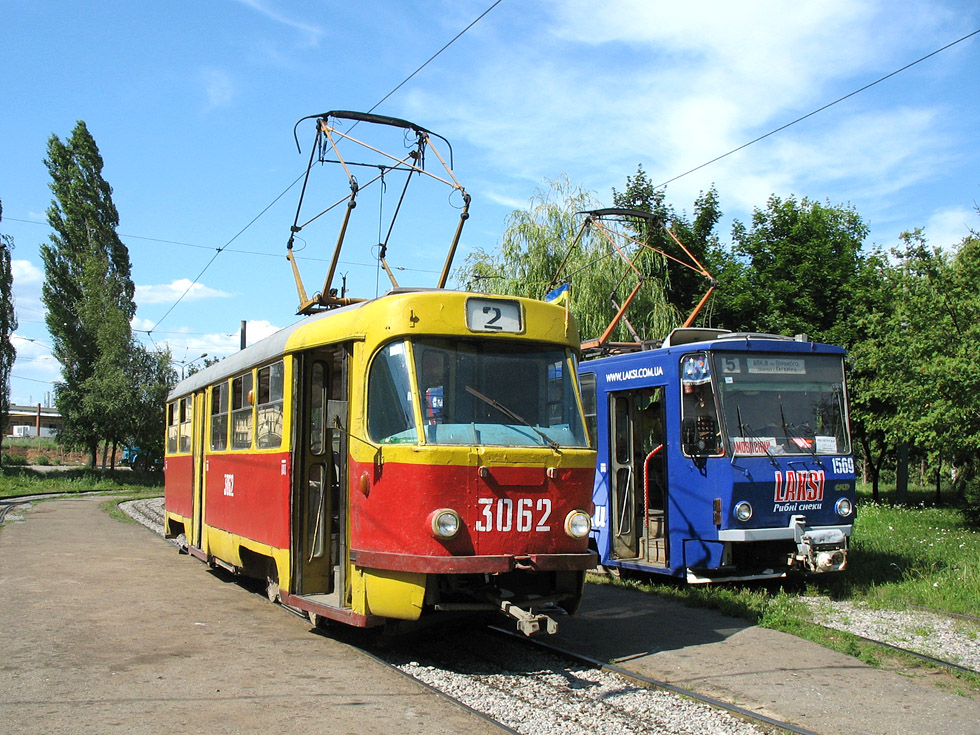 Tatra-T3SU #3062 2-го маршрута и Tatra-T6B5 #1569 на конечной станции "Проспект Победы"
