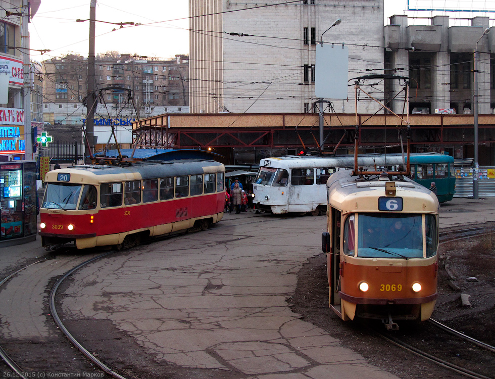 Tatra-T3SU #3039, #3019 7-го маршрута и #3069 6-го маршрута на конечной станции "Южный Вокзал"