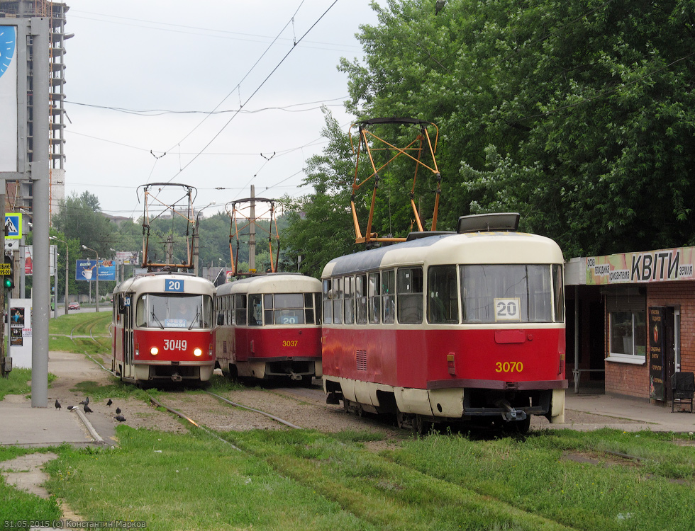 Tatra-T3 #3049, Tatra-T3SU #3037 и #307020-го маршрута на улице Клочковской на остановке "Сосновая Горка"